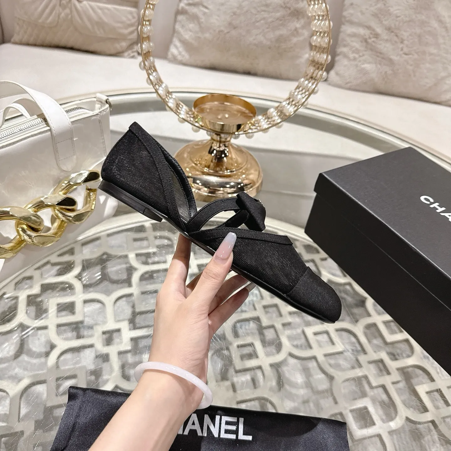👟👟Ex-factory price 540👟👟 Mesh [purchase-level quality] CHANEL Xiaoxiang 25/A new summer bow-tie shoes 💃 This pair of loafers is really breathtakingly beautiful! Made of cowhide fabric + imported mesh, every detail exudes a sense of high-end ~ classic bow design, Italian genuine leather sole, comfortable and classy on the feet, a perfect must-have for fairies!  🌟 All counters are from the same source! All materials are customized according to the original 1:1, and are developed and patterned from genuine products. The quality is absolutely assured ~ a classic that must be bought every year, a versatile artifact that looks great whether paired with skirts or jeans!  💖 The perfect finishing touch for summer outfits, sisters, just do it! 👉 Fabric: Imported sheepskin Lining: Imported sheepskin Outsole: Private molded outsole Code number: 35-40 (41 customized, non-refundable) Mesh surface